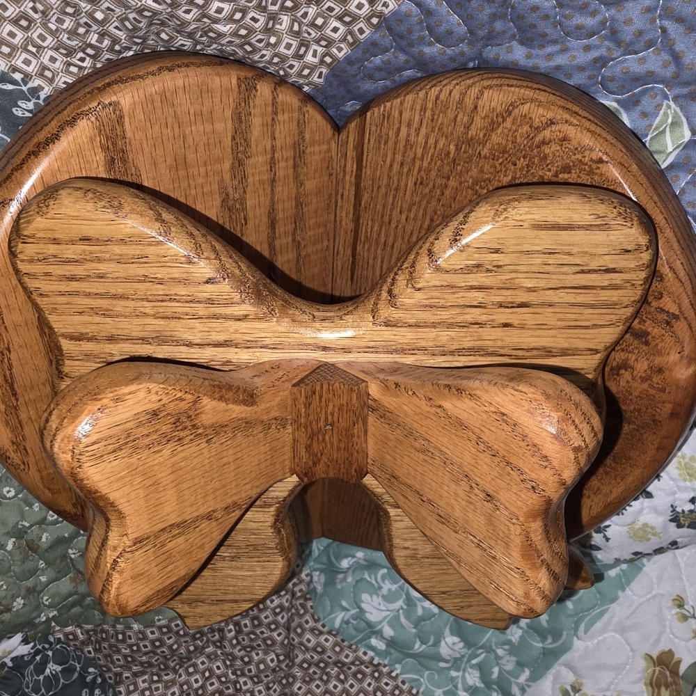 Vintage Solid Oak Bow & Heart Corner Quilt Display Hanger - Picture 3 of 14